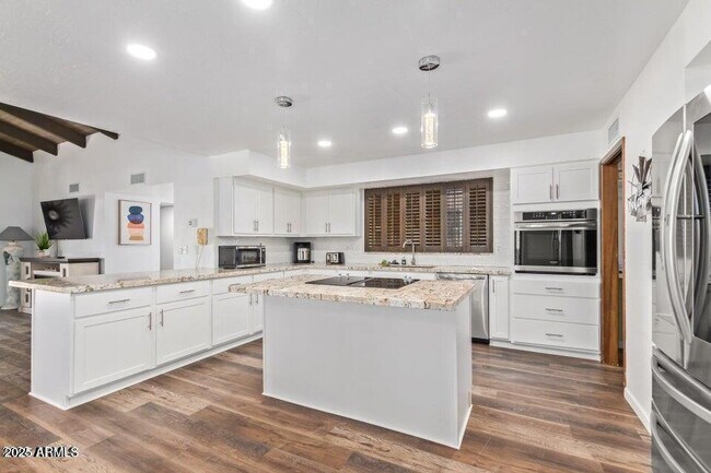 Building Photo - 1401 W Ocotillo Rd