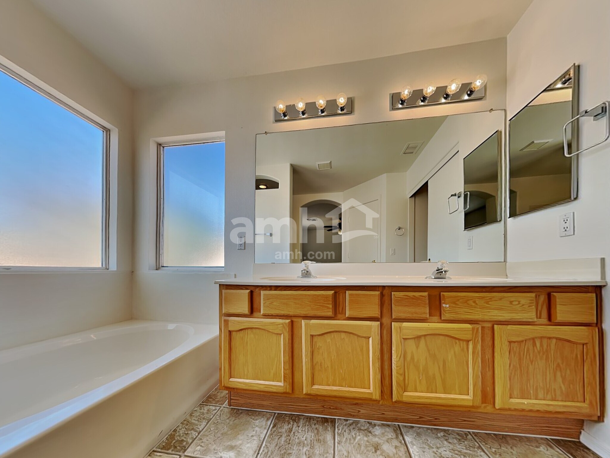 Building Photo - 4824 E Hilton Ave