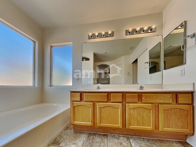 Building Photo - 4824 E Hilton Ave