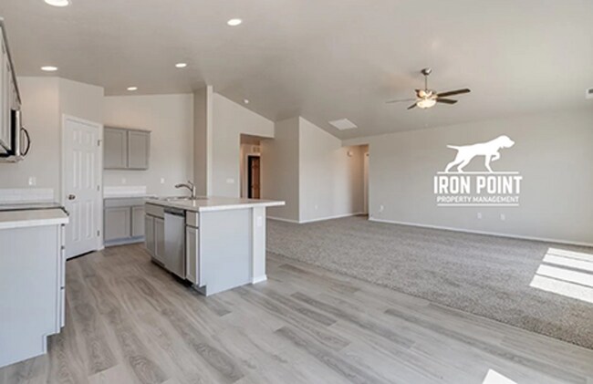 Building Photo - 1449 W Crooked River Dr