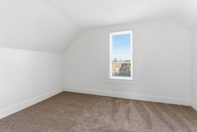 Building Photo - 5020 SE 92nd Ave