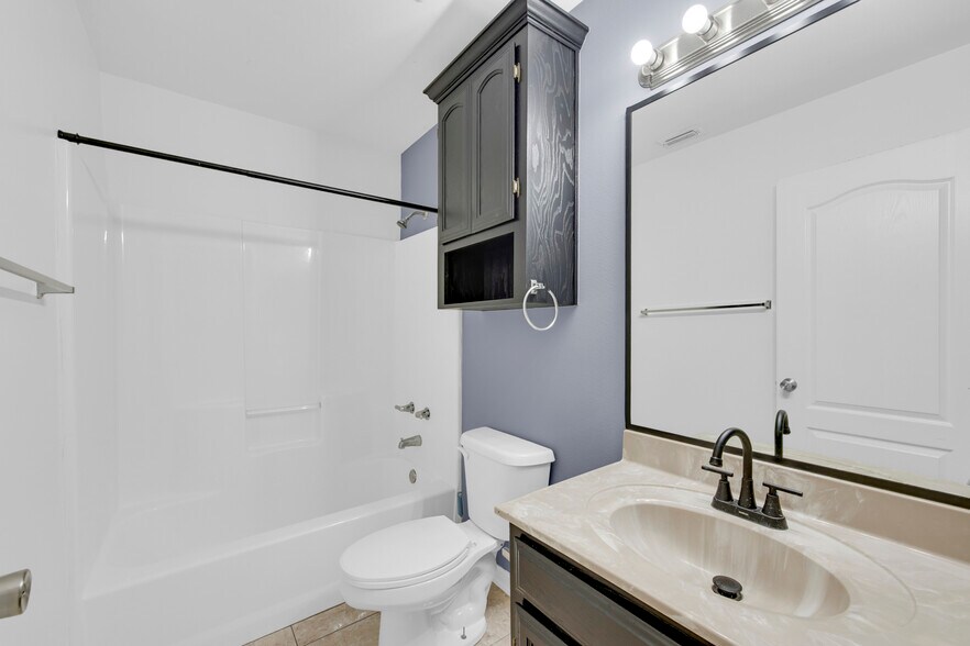 Building Photo - 1805 W Bronze St