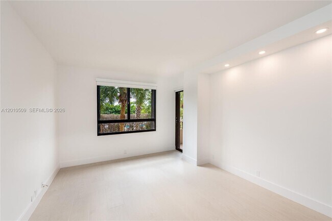 Building Photo - 151 Crandon Blvd