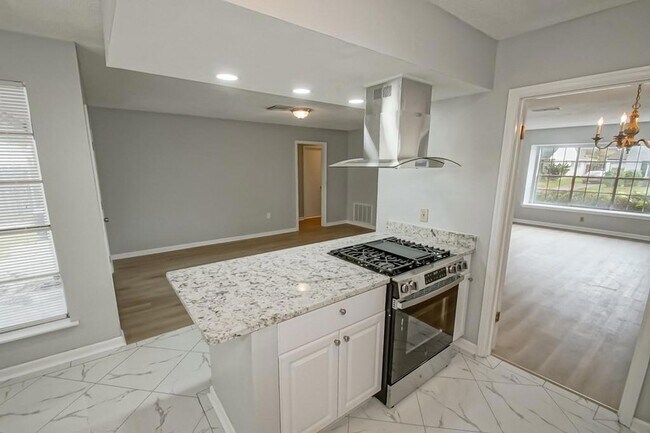Building Photo - 31 Antigua Dr