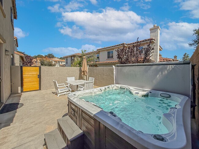 Building Photo - 3 bed, 2 1/2 bath townhome in sought-after Oak Terrace community