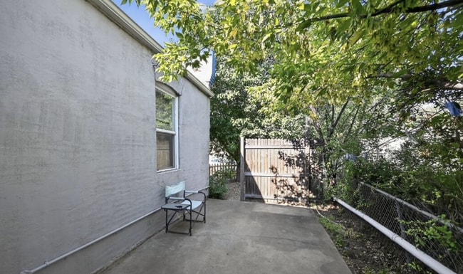 Building Photo - Charming half duplex in Sloane's Lake