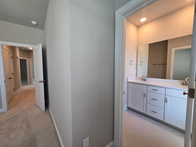 Building Photo - Modern Urban Elegance Meets Functionality