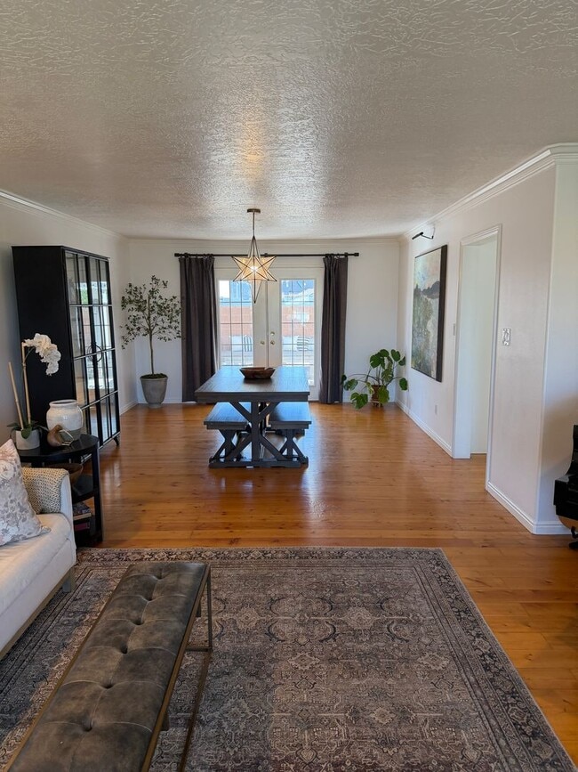 Building Photo - Beautiful 4 bedroom, 3 bathroom Home with a pool!!