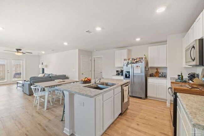 Building Photo - 5252 Peach Dr