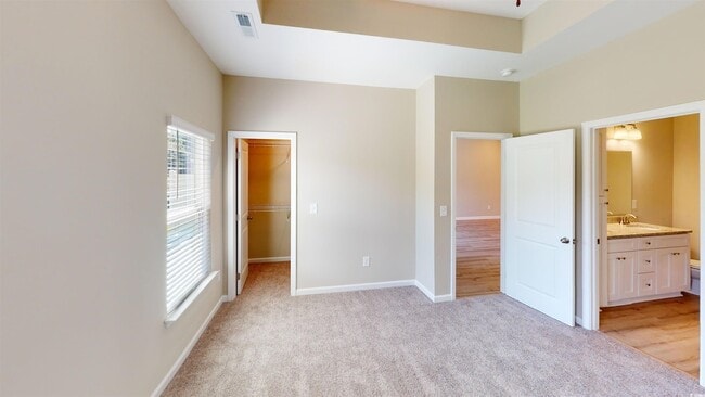 Building Photo - 14 Racquet Club Dr