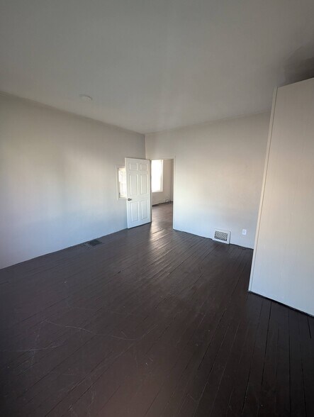 Building Photo - 2116 W Garden St