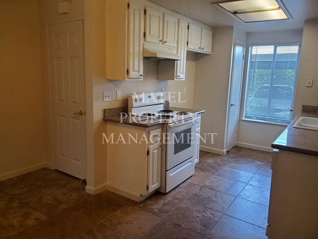 Building Photo - FLO1313