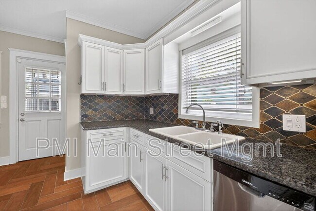 Building Photo - 829 N Hyer Ave