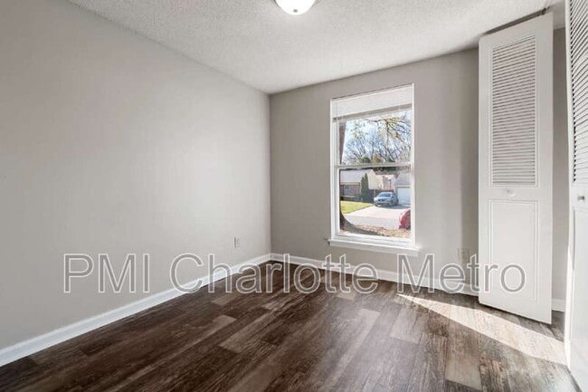 Building Photo - 3214 Old House Cir