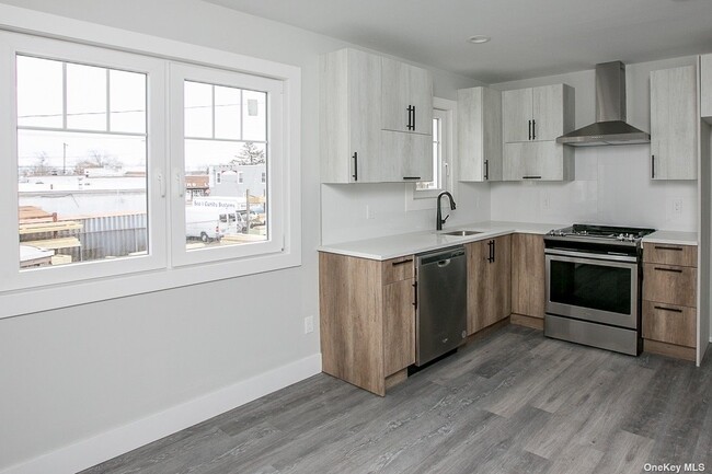 Building Photo - 170 W Montauk Hwy
