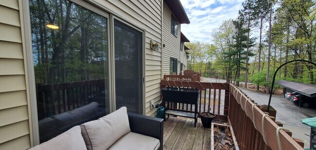 Building Photo - Maplewood Hills 2 Bedroom End Unit Townhome