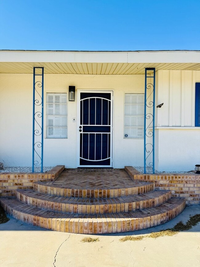 Building Photo - Classic McNeil Estates Ranch-style home-ALL UTILITIES, POOL AND LANDSCAPING INCLUDED WITH RENT!