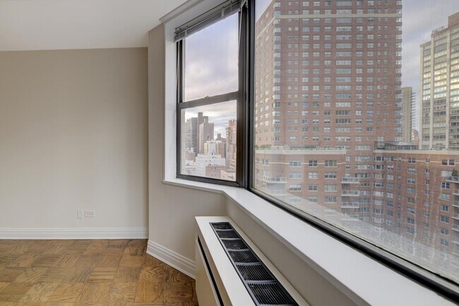 Building Photo - 400 E 71st St