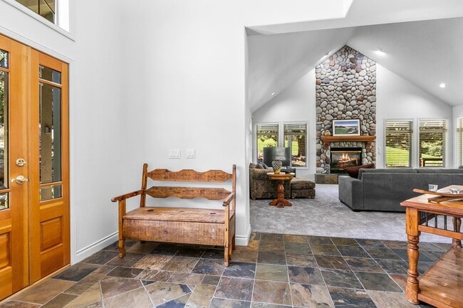 Building Photo - Single Level Gorgeous Awbrey Glen home!