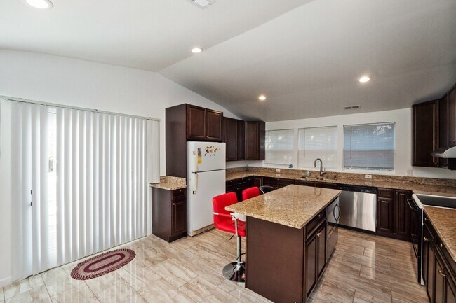 Building Photo - This beautiful well kept single-family hom...