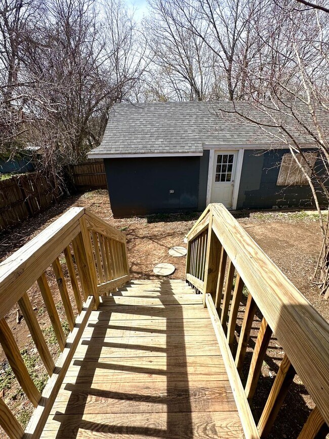 Building Photo - Spacious 4 Bed Home Near Bass Pro with Detached Garage & Fenced Yard