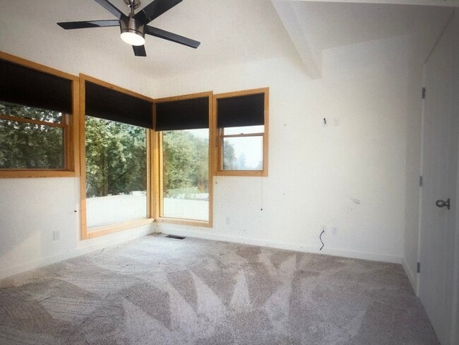 Building Photo - 540 S Cloverdale Blvd