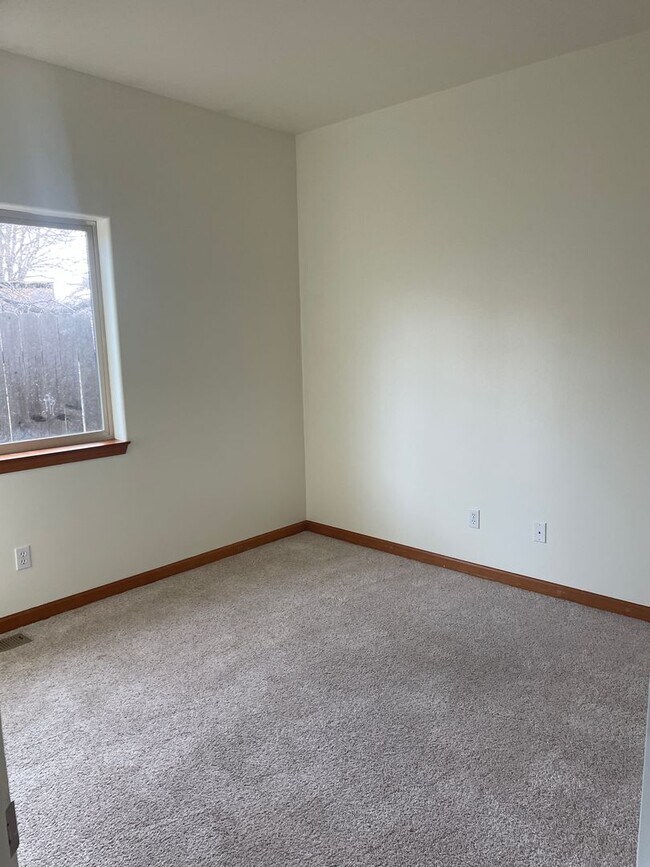 Building Photo - Spacious east side home