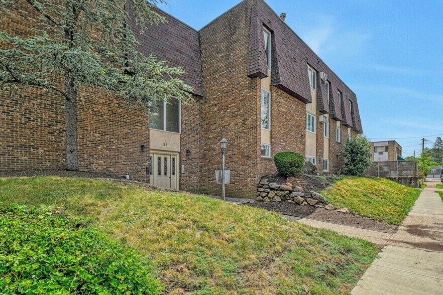 Building Photo - 31 Home Pl