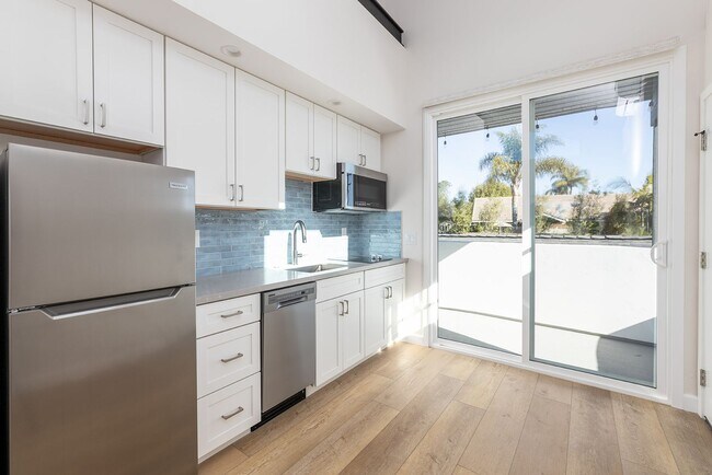 Building Photo - Encinitas studio with loft