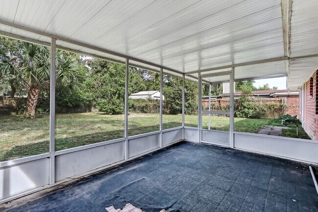 Building Photo - 5761 Lake Lucina Dr S