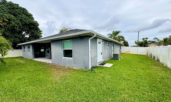 Building Photo - 2450 SW Cameo Blvd