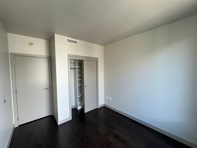 Building Photo - 10610 NE 9th Pl