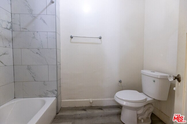 Building Photo - 946 S Burlington Ave