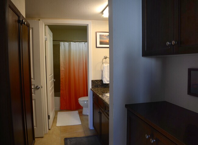 Building Photo - 7320 Hawthorn Ave