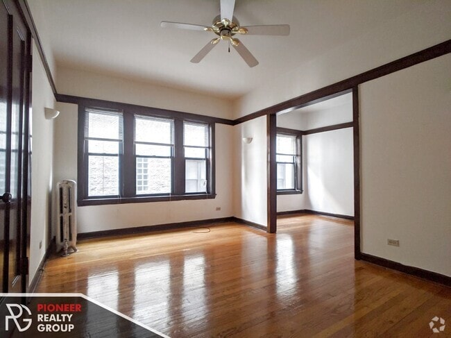 Building Photo - 820 W Waveland Ave