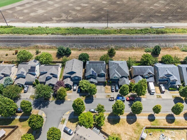 Building Photo - Fully Furnished 5-Bedroom Horizon Pointe H...