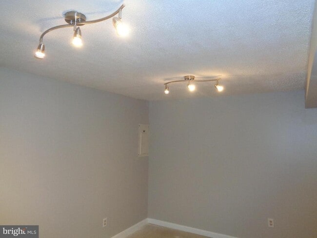 Building Photo - 10 Donagh Ct
