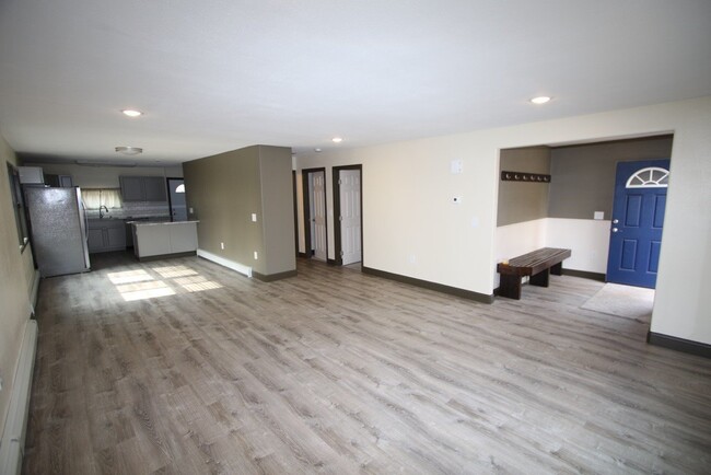 Building Photo - Beautiful 2 Bedroom Upstairs Unit!