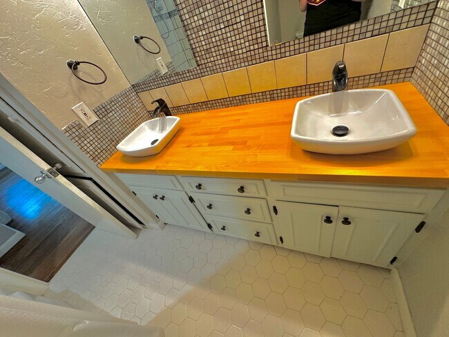 Building Photo - WELL MAINTAINED