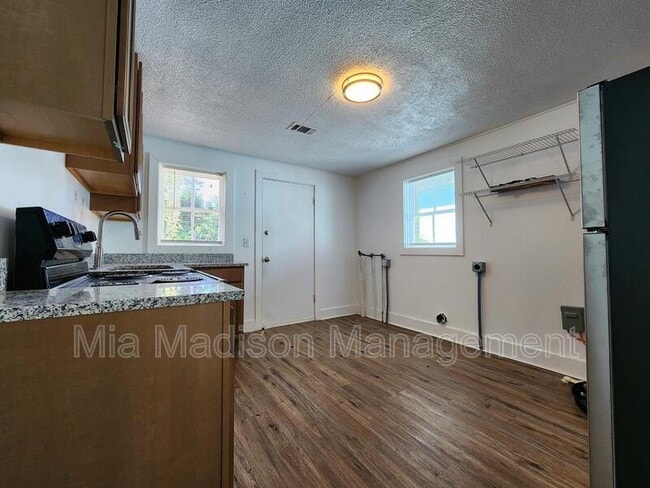 Building Photo - 1206 Murphy Ave