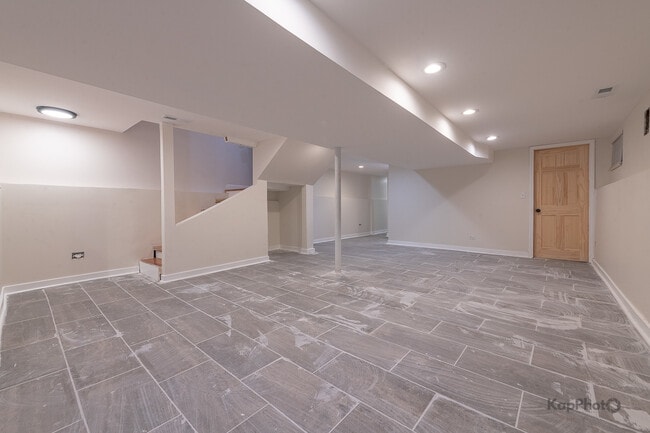 Building Photo - 527 N Ridgeway Ave