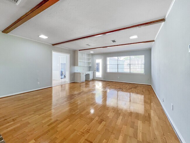 Building Photo - 9206 Sharpview Dr