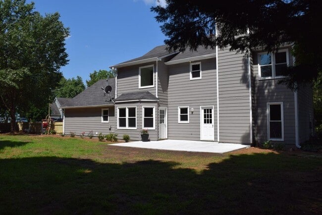 Building Photo - 2620 Valencia Dr NE