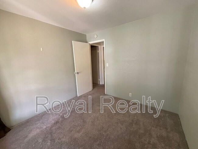 Building Photo - 625 Mananai Pl