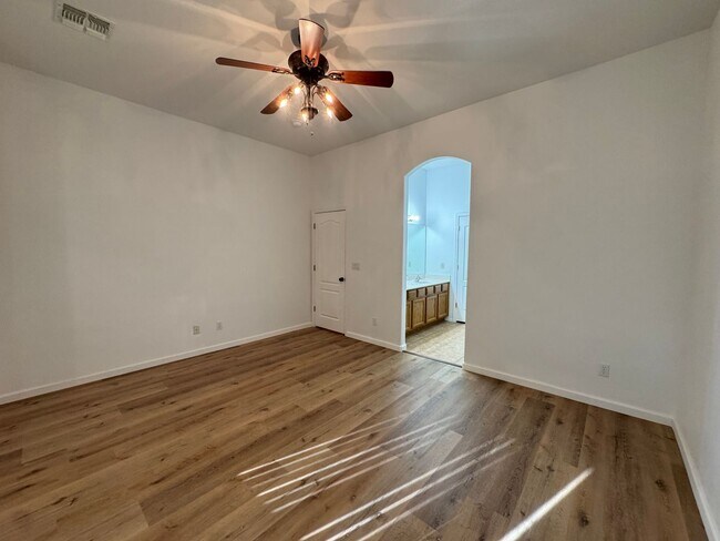 Building Photo - 3 Bed/2 Bath House with Boat Deep 3 Car Garage