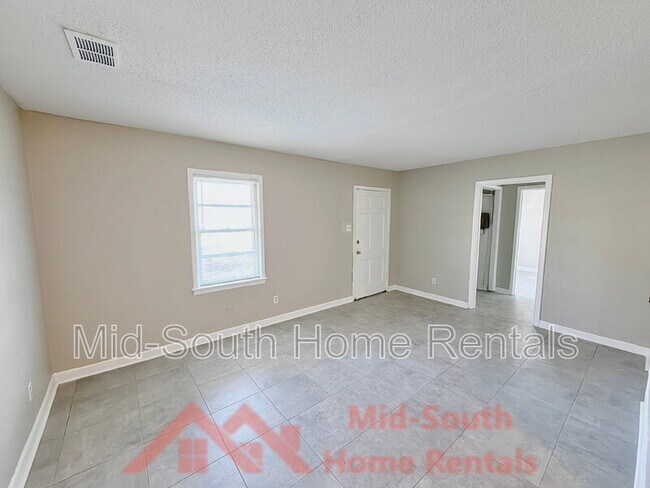 Building Photo - 2371 Imogene St