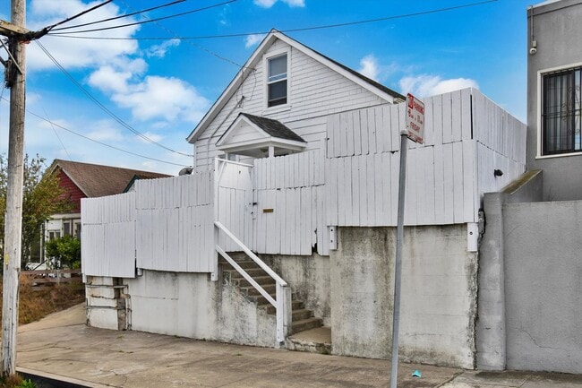 Building Photo - Three Bedroom House in Visitacion Valley