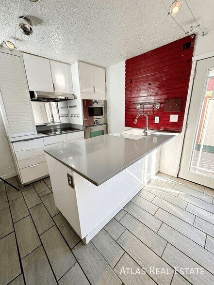 Primary Photo - 218 W Rockrimmon Blvd