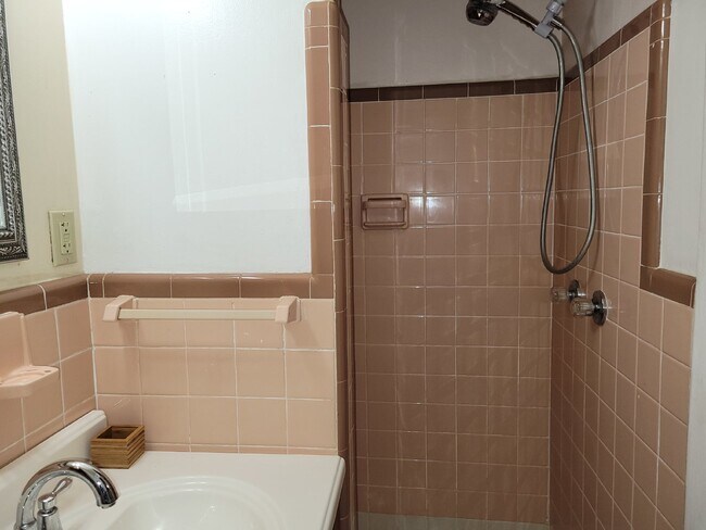 Building Photo - "Spacious 3-Bed Haven with Hardwood Floors in Huntsville – 2115 Sq Ft of Comfort!"