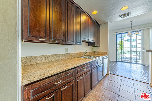 Building Photo - 860 S Lucerne Blvd